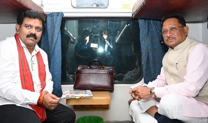 मुख्यमंत्री विष्णु देव साय एवं उपमुख्यमंत्री विजय शर्मा ट्रेन से सरगुजा के लिए हुए रवाना मुख्यमंत्री विष्णु देव साय एवं उपमुख्यमंत्री विजय शर्मा ट्रेन से सरगुजा के लिए हुए रवाना