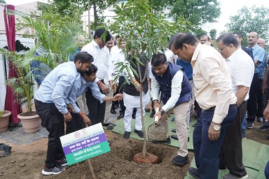 रायपुर : एक पेड़ माँ के नाम अभियान पर्यावरण संरक्षण का प्रतीक: मंत्री श्री केदार कश्यप रायपुर : एक पेड़ माँ के नाम अभियान पर्यावरण संरक्षण का प्रतीक: मंत्री श्री केदार कश्यप