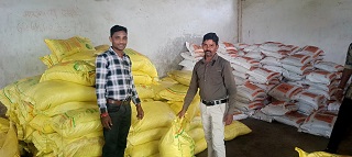 रायपुर : सहकारी समितियों के माध्यम से किसानों को उपलब्ध कराया जा रहा बीज और उर्वरक रायपुर : सहकारी समितियों के माध्यम से किसानों को उपलब्ध कराया जा रहा बीज और उर्वरक