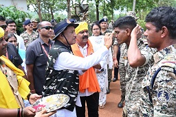 रायपुर : विशेष लेख : बस्तर में फैल रहा है अब विकास का उजियारा रायपुर : विशेष लेख : बस्तर में फैल रहा है अब विकास का उजियारा