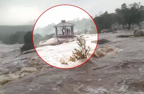 वाटरफॉल शबाब पर, घूमने पहुंचे 5 लोग फंसे वाटरफॉल शबाब पर, घूमने पहुंचे 5 लोग फंसे