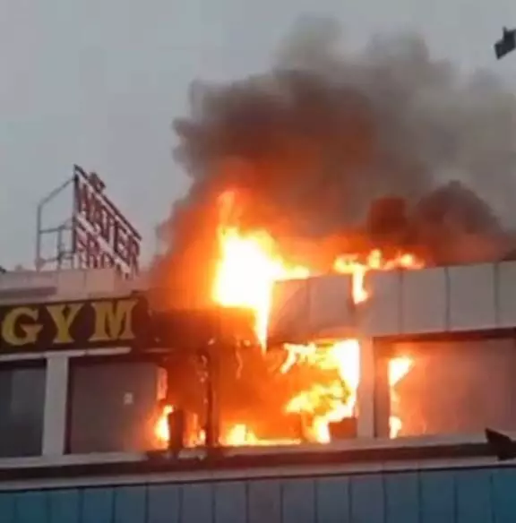 तेलीबांधा के जिम में लगी आग, सुबह की बड़ी घटना तेलीबांधा के जिम में लगी आग, सुबह की बड़ी घटना