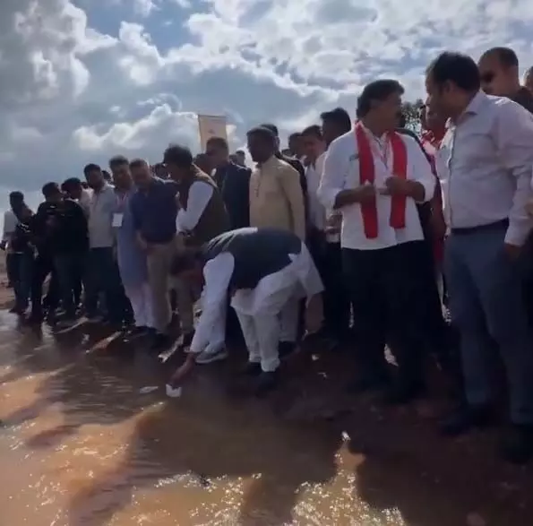 पानी की धारा चढ़ाई की ओर बहते देखकर केंद्रीय मंत्री शिवराज चौहान हुए हैरान पानी की धारा चढ़ाई की ओर बहते देखकर केंद्रीय मंत्री शिवराज चौहान हुए हैरान