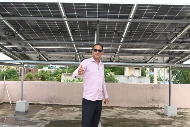 सूरज की तपिश से फ़ैल रहा घर आँगन में उजियारा सूरज की तपिश से फ़ैल रहा घर आँगन में उजियारा