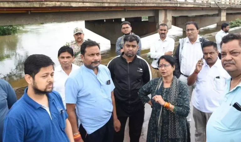 कलेक्टर ने शिवनाथ नदी सहित बाढ़ ग्रस्त क्षेत्र का किया दौरा