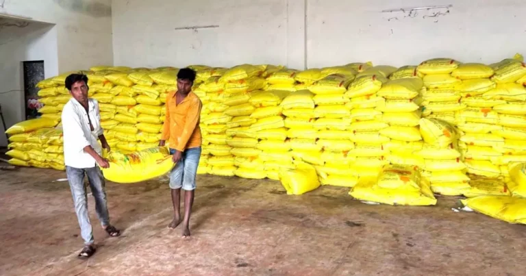 सहकारी समिति बरोंडाबाज़ार में सुगम खाद वितरण व्यवस्था, किसानों ने जताई खुशी