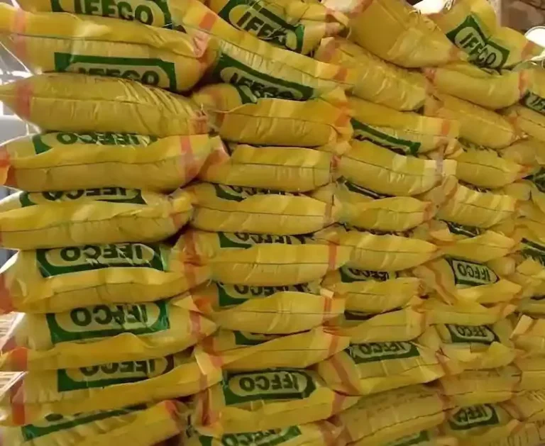 रायपुर जिले में पर्याप्त मात्रा में खाद का भंडारण