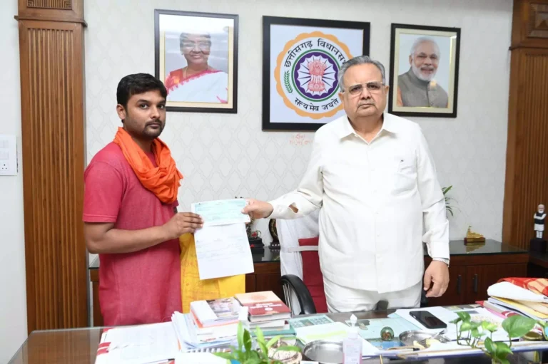 विधानसभा अध्यक्ष डॉ. रमन सिंह ने शिवांगी शर्मा के इलाज के लिए प्रदान की एक लाख रुपये की आर्थिक सहायता