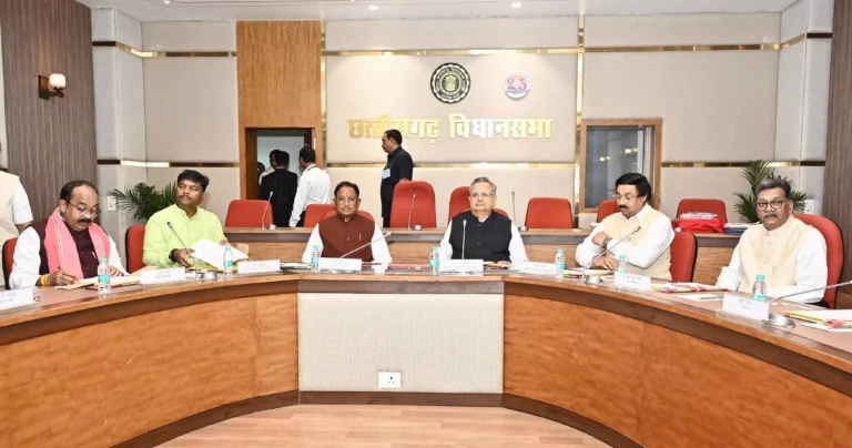 विधानसभा में हुई बैठक, सीएम साय और रमन सिंह रहे मौजूद