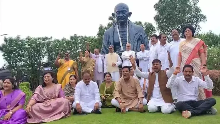 खाद संकट को लेकर विधानसभा में कांग्रेस विधायकों ने किया हंगामा खाद संकट को लेकर विधानसभा में कांग्रेस विधायकों ने किया हंगामा