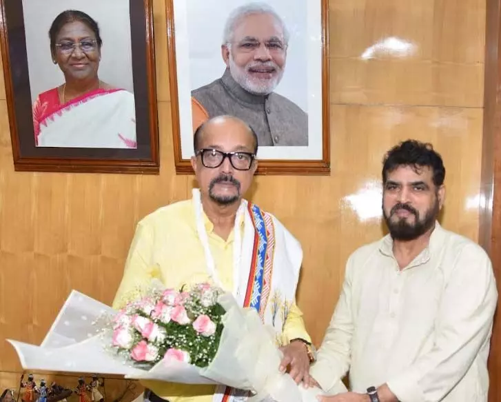 राज्यपाल डेका से छत्तीसगढ़ खादी एवं ग्रामोद्योग बोर्ड के अध्यक्ष ने की सौजन्य भेंट राज्यपाल डेका से छत्तीसगढ़ खादी एवं ग्रामोद्योग बोर्ड के अध्यक्ष ने की सौजन्य भेंट