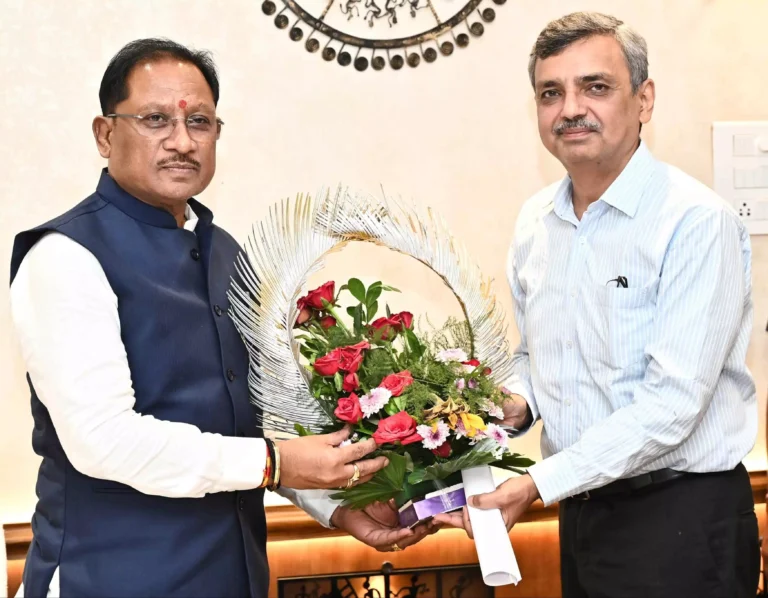 केंद्र सरकार के भूमि संसाधन सचिव रायपुर पहुंचे, CM साय से की मुलाकात केंद्र सरकार के भूमि संसाधन सचिव रायपुर पहुंचे, CM साय से की मुलाकात