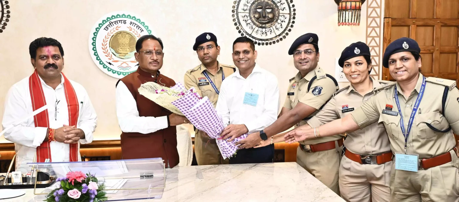 CM विष्णुदेव साय से राज्य पुलिस सेवा अधिकारियों ने की भेंट CM विष्णुदेव साय से राज्य पुलिस सेवा अधिकारियों ने की भेंट