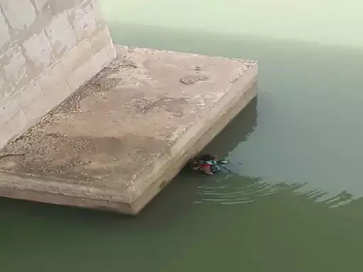 महानदी पुल से सुसाइड की कोशिश, महिला को समय रहते बचाया गया महानदी पुल से सुसाइड की कोशिश, महिला को समय रहते बचाया गया