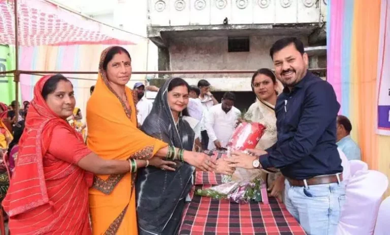 दोंदेखुर्द के संघर्ष समिति व महिला समूह ने विधायक अनुज को दिया दिल से धन्यवाद दोंदेखुर्द के संघर्ष समिति व महिला समूह ने विधायक अनुज को दिया दिल से धन्यवाद