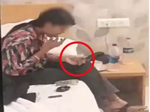 होटल में युवती को ड्रग्स सप्लाई, वीडियो वायरल होटल में युवती को ड्रग्स सप्लाई, वीडियो वायरल