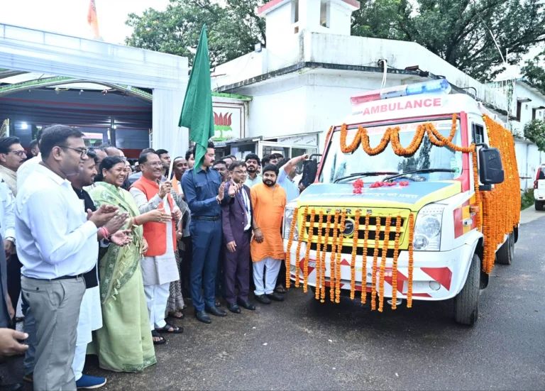 मुख्यमंत्री विष्णुदेव साय ने आधुनिक एम्बुलेंस को दिखायी हरी झंडी