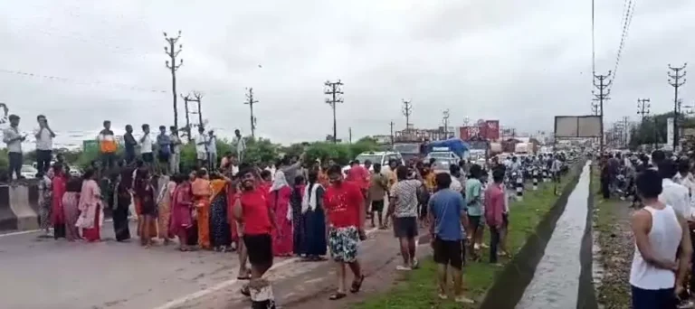 Raipur Breaking : हाईवे में प्रोफेसर कॉलोनी के लोगों ने किया चक्काजाम Raipur Breaking : हाईवे में प्रोफेसर कॉलोनी के लोगों ने किया चक्काजाम