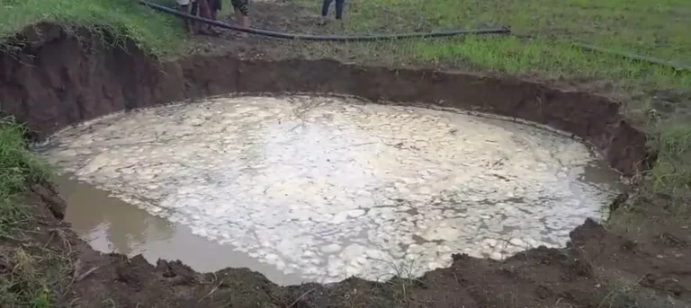 खेत में अचानक 20 फीट गहरा गड्ढा हुआ, किसान हैरान
