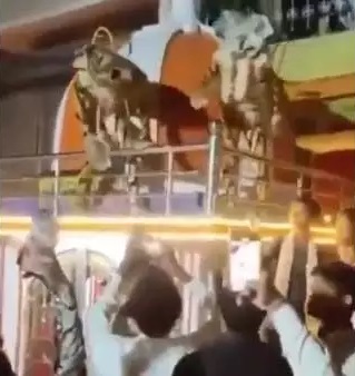 मंदिर में चढ़कर किया उत्पात, 2 लड़के गिरफ्तार मंदिर में चढ़कर किया उत्पात, 2 लड़के गिरफ्तार