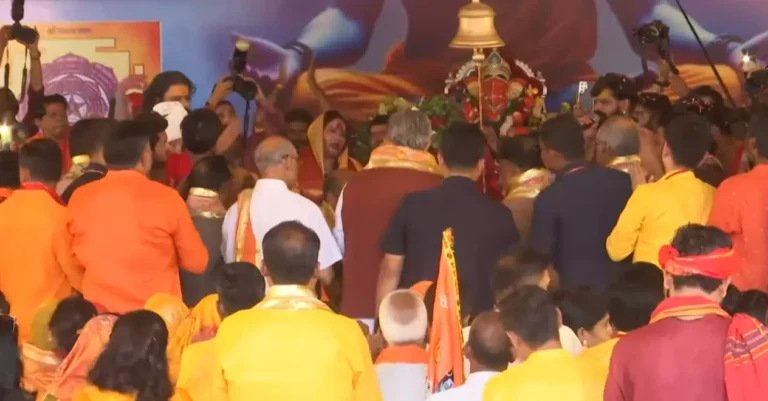 सावन की पावन बेला में CM विष्णुदेव साय ने किया भगवान शिव का रूद्राभिषेक सावन की पावन बेला में CM विष्णुदेव साय ने किया भगवान शिव का रूद्राभिषेक