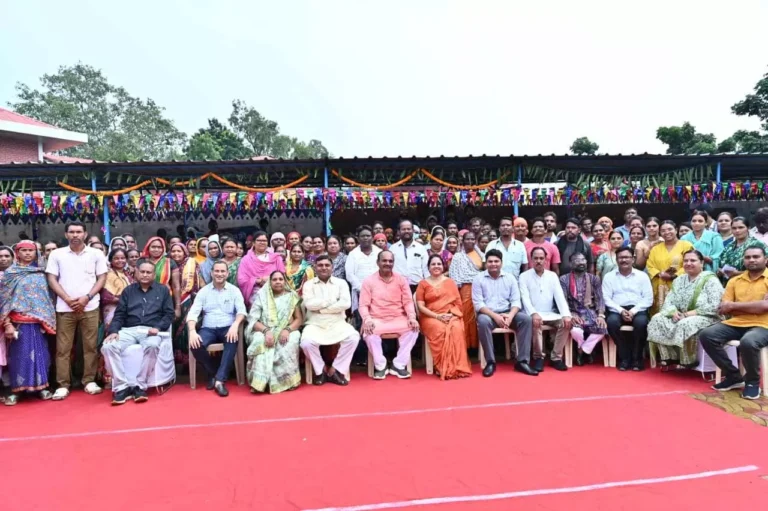 300 सफाई मित्रों और स्वच्छता दीदियों का महापौर मीनल चौबे ने किया सम्मान 300 सफाई मित्रों और स्वच्छता दीदियों का महापौर मीनल चौबे ने किया सम्मान