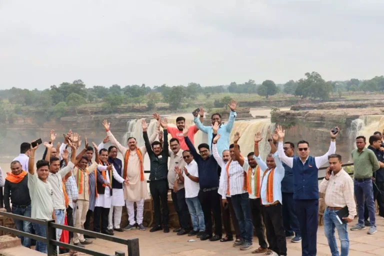 मंत्री श्याम बिहारी जायसवाल ने चित्रकोट जलप्रपात के अद्भुत सौंदर्य का लिया आनंद मंत्री श्याम बिहारी जायसवाल ने चित्रकोट जलप्रपात के अद्भुत सौंदर्य का लिया आनंद