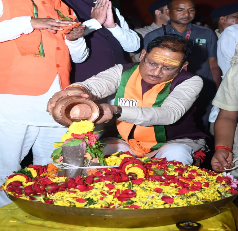 मुख्यमंत्री विष्णुदेव साय महासमुंद में रूद्र महाभिषेक में हुए शामिल मुख्यमंत्री विष्णुदेव साय महासमुंद में रूद्र महाभिषेक में हुए शामिल