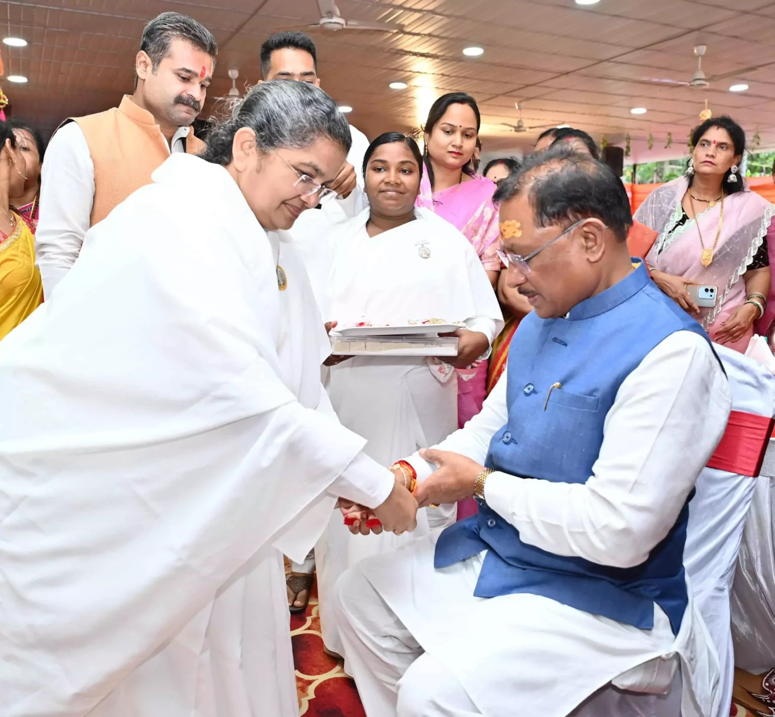 रक्षाबंधन के पावन पर्व पर मुख्यमंत्री विष्णुदेव साय को ब्रह्मकुमारी बहनों ने बांधी राखी रक्षाबंधन के पावन पर्व पर मुख्यमंत्री विष्णुदेव साय को ब्रह्मकुमारी बहनों ने बांधी राखी