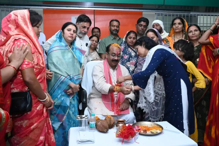 बीजेपी नेत्रियों ने लोरमी में डिप्टी सीएम अरुण साव को बांधी राखी बीजेपी नेत्रियों ने लोरमी में डिप्टी सीएम अरुण साव को बांधी राखी