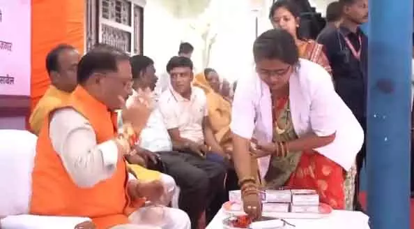 CM साय को आंगनबाड़ी, मितानिन और समूह की दीदीयों ने बांधी राखी CM साय को आंगनबाड़ी, मितानिन और समूह की दीदीयों ने बांधी राखी