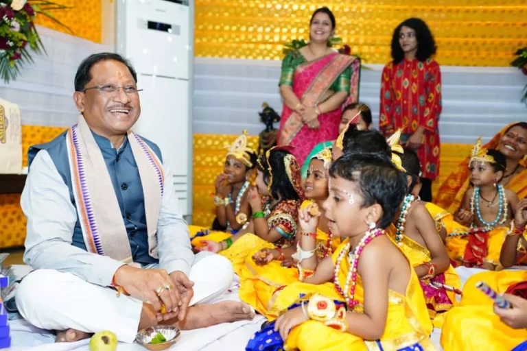 CM साय ने भगवान श्रीकृष्ण की पूजा अर्चना, बाल गोपालों संग मनाया पर्व CM साय ने भगवान श्रीकृष्ण की पूजा अर्चना, बाल गोपालों संग मनाया पर्व