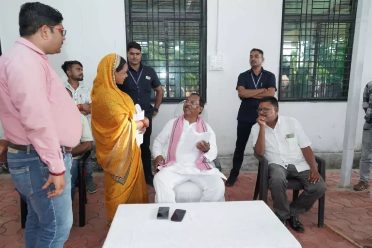 कृषिमंत्री रामविचार नेताम ने गृह ग्राम सनावल में सुनीं लोगों की समस्याएं कृषिमंत्री रामविचार नेताम ने गृह ग्राम सनावल में सुनीं लोगों की समस्याएं