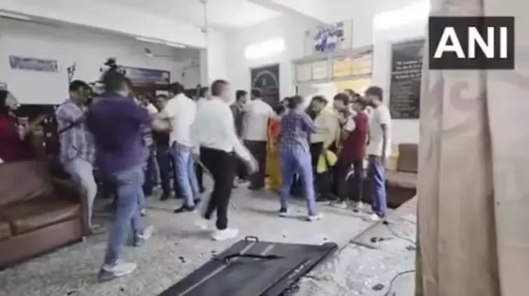 जूनियर छात्र ने दसवीं कक्षा के छात्र की हत्या की, प्रदर्शनकारियों ने परिसर में तोड़फोड़ जूनियर छात्र ने दसवीं कक्षा के छात्र की हत्या की, प्रदर्शनकारियों ने परिसर में तोड़फोड़