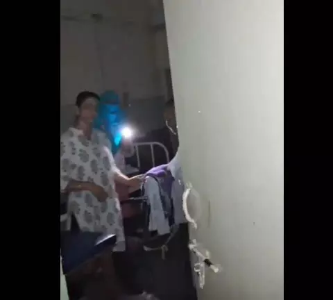 हॉस्पिटल में था अंधेरा, डॉक्टर ने कराई गर्भवती की डिलीवरी हॉस्पिटल में था अंधेरा, डॉक्टर ने कराई गर्भवती की डिलीवरी