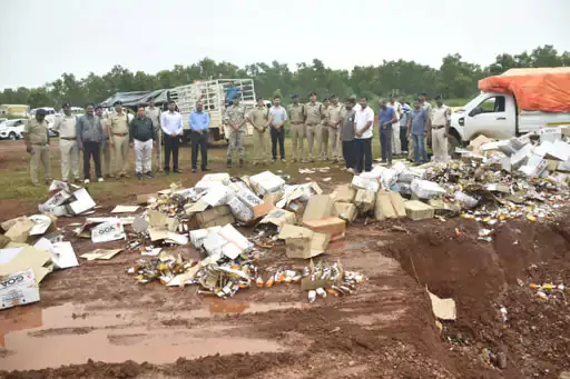 बुलडोजर से 1 करोड़ की जब्त शराब को किया गया नष्ट बुलडोजर से 1 करोड़ की जब्त शराब को किया गया नष्ट