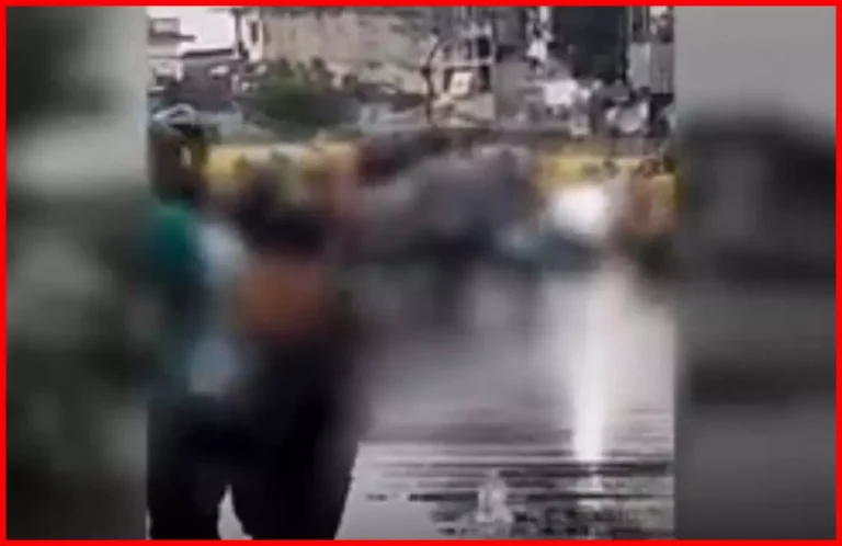 किडनैपिंग के बाद युवक का मर्डर…ये LIVE वीडियो सामने आया, सहमे लोग किडनैपिंग के बाद युवक का मर्डर…ये LIVE वीडियो सामने आया, सहमे लोग