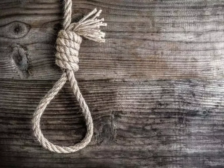 तीज के दिन पति ने फांसी लगाकर की खुदकुशी, परिजन सदमें में