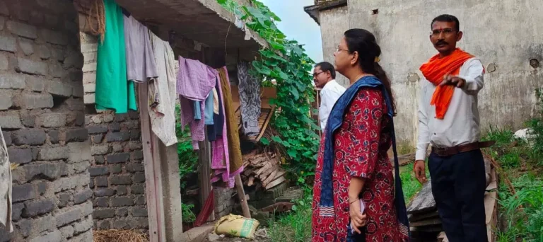 CEO जिला पंचायत ने किया पीएम आवास का निरीक्षण