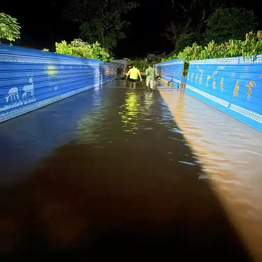 CRPF कैंप बाढ़ की चपेट में, इंद्रावती नदी उफान पर CRPF कैंप बाढ़ की चपेट में, इंद्रावती नदी उफान पर