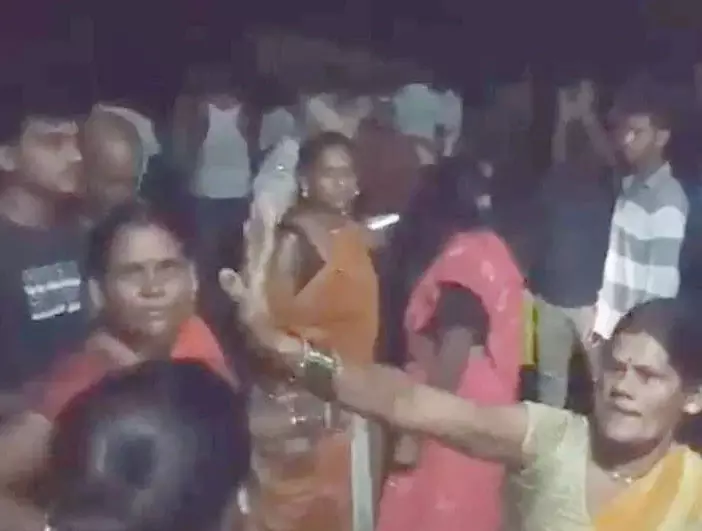 प्रेम विवाह को लेकर हिंसक टकराव, गांव में फोर्स तैनात प्रेम विवाह को लेकर हिंसक टकराव, गांव में फोर्स तैनात