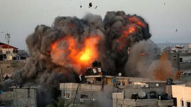 Gaza में इजरायली हमलों में कम से कम 11 लोग मारे गए Gaza में इजरायली हमलों में कम से कम 11 लोग मारे गए