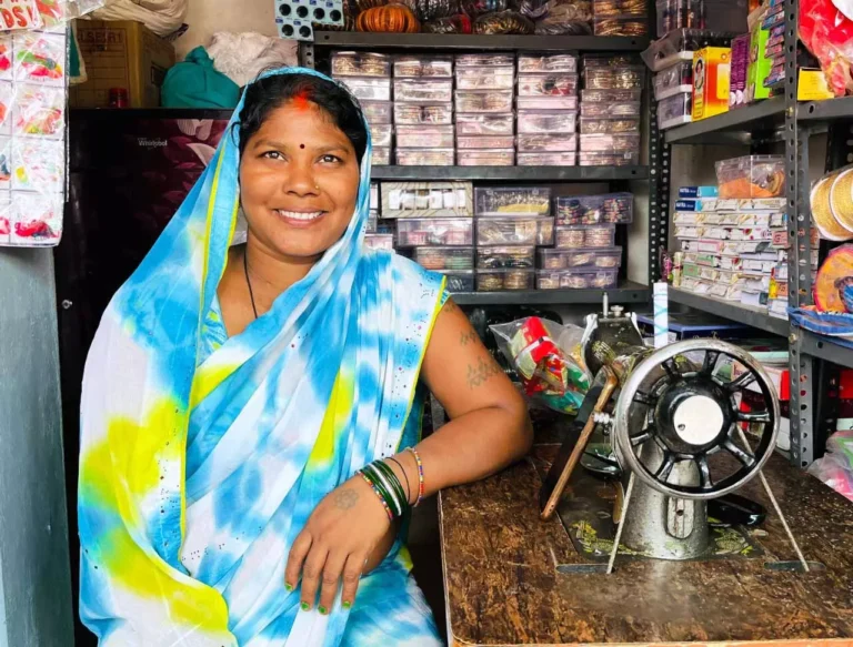 महतारी वंदन योजना से सरोज बनी आत्मनिर्भर, इस वर्ष तीज का पर्व बना खास महतारी वंदन योजना से सरोज बनी आत्मनिर्भर, इस वर्ष तीज का पर्व बना खास