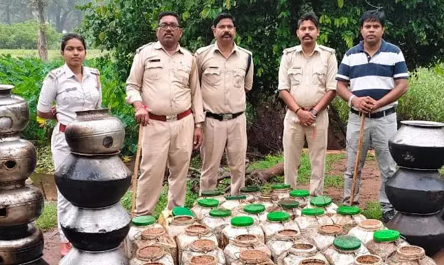 नाले किनारे अवैध शराब की जब्ती, सुबह-सुबह आबकारी विभाग की रेड नाले किनारे अवैध शराब की जब्ती, सुबह-सुबह आबकारी विभाग की रेड