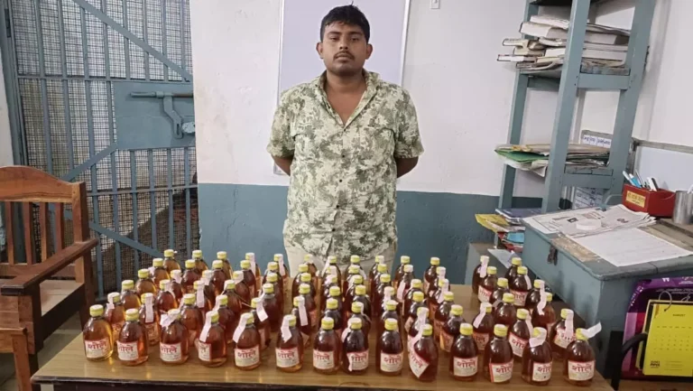भारी मात्रा में शराब के साथ युवक हुआ गिरफ्तार भारी मात्रा में शराब के साथ युवक हुआ गिरफ्तार