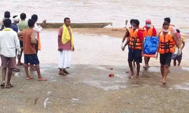 बीजापुर बाढ़ में बही लड़कियों की लाश मिली, झाड़ियों से बरामद बीजापुर बाढ़ में बही लड़कियों की लाश मिली, झाड़ियों से बरामद