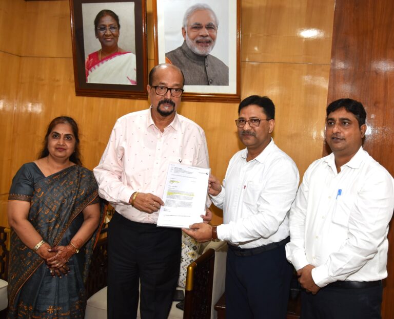 राज्यपाल श्री डेका ने रविशंकर विश्वविद्यालय को नैक ए प्लस ग्रेड मिलने पर शुभकामनाएं दी राज्यपाल श्री डेका ने रविशंकर विश्वविद्यालय को नैक ए प्लस ग्रेड मिलने पर शुभकामनाएं दी