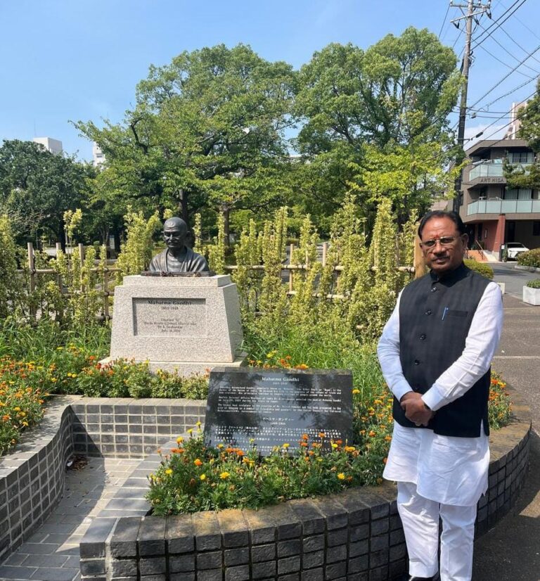 मुख्यमंत्री श्री विष्णुदेव साय ने टोक्यो के ‘लिटिल इंडिया’ पहुँचकर महात्मा गांधी को किया नमन मुख्यमंत्री श्री विष्णुदेव साय ने टोक्यो के ‘लिटिल इंडिया’ पहुँचकर महात्मा गांधी को किया नमन