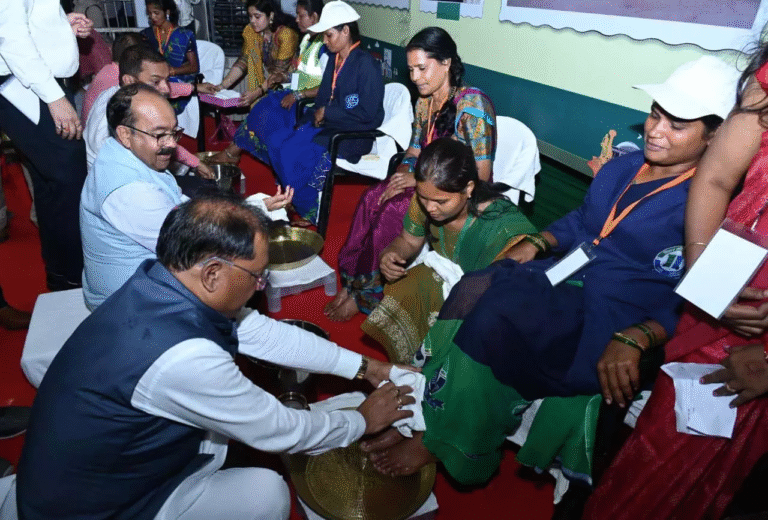 मुख्यमंत्री ने पैर पखारकर दिया सम्मान, भावुक हुईं स्वच्छता दीदियां मुख्यमंत्री ने पैर पखारकर दिया सम्मान, भावुक हुईं स्वच्छता दीदियां