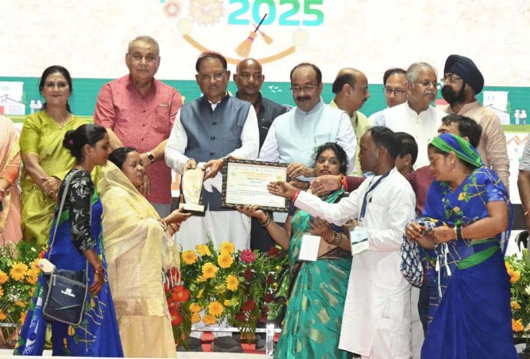 मुख्यमंत्री एवं उप मुख्यमंत्री ने पैर पखारकर स्वच्छता दीदियों का किया सम्मान मुख्यमंत्री एवं उप मुख्यमंत्री ने पैर पखारकर स्वच्छता दीदियों का किया सम्मान